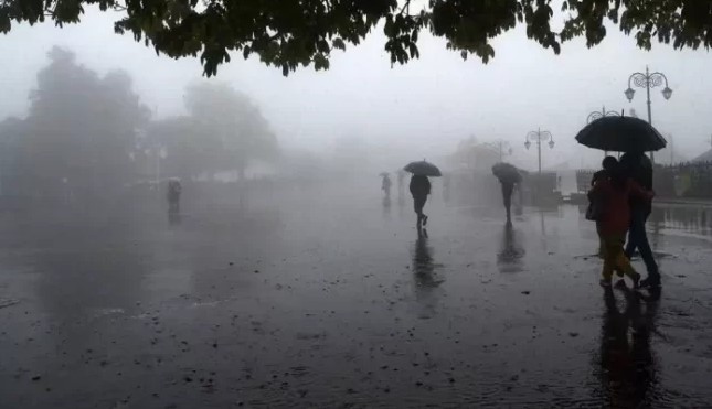 दिल्ली- एनसीआर में बारिश की दस्तक से लोगों को गर्मी से मिली निजात, पांच मई तक बारिश के साथ तेज हवा का अलर्ट जारी