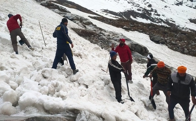 हेमकुंड साहिब यात्रा मार्ग पर ग्लेशियर खिसकने से बर्फ में लापता हुई महिला का शव हुआ बरामद