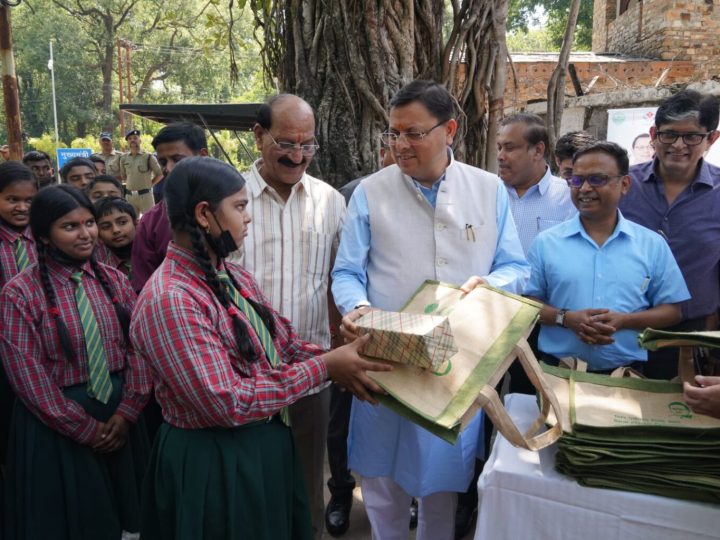 मुख्यमंत्री पुष्कर सिंह धामी और वन मंत्री सुबोध उनियाल ने विश्व पर्यावरण दिवस के अवसर पर किया वृक्षारोपण
