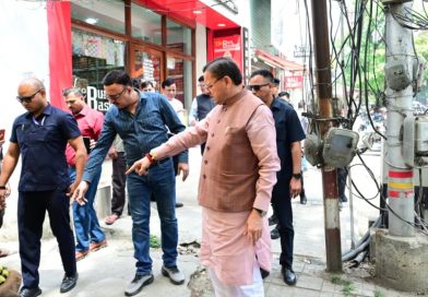 सीएम हेल्पलाइन पर दर्ज शिकायत की पड़ताल करने खुद मौके पर पहुंचे मुख्यमंत्री पुष्कर सिंह धामी