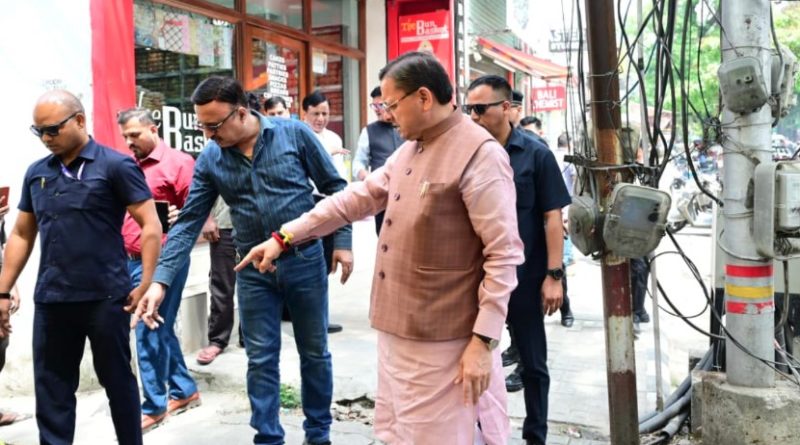 सीएम हेल्पलाइन पर दर्ज शिकायत की पड़ताल करने खुद मौके पर पहुंचे मुख्यमंत्री पुष्कर सिंह धामी