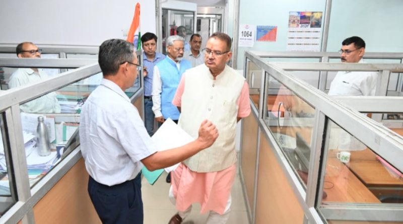 उपनल मुख्यालय पहुंचे मंत्री गणेश जोशी, किया औचक निरीक्षण
