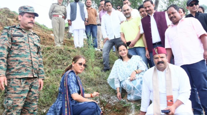 हरेला पर्व पर मंत्री रेखा आर्या ने कुमाऊं रेजीमेंट की 130 इन्फैंट्री बटालियन (टीए) की ओर से आयोजित कार्यक्रम में किया पौधारोपण
