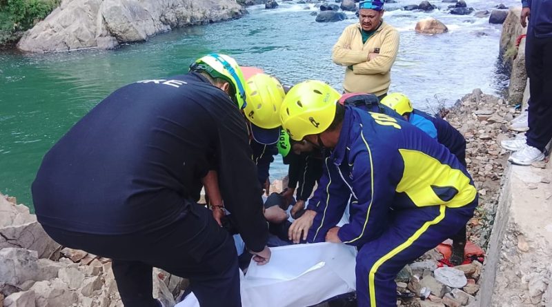 बागेश्वर में बड़ा हादसा: गोमती नदी में गिरी स्कूटी, 25 वर्षीय युवक का शव बरामद