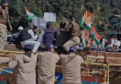 भराड़ीसैंण में विधानसभा सत्र के पहले दिन हंगामा, कांग्रेस-उक्रांद का प्रदर्शन, पुलिस से भिड़े कार्यकर्ता