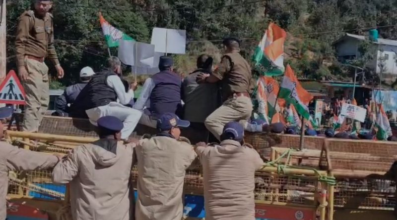 भराड़ीसैंण में विधानसभा सत्र के पहले दिन हंगामा, कांग्रेस-उक्रांद का प्रदर्शन, पुलिस से भिड़े कार्यकर्ता