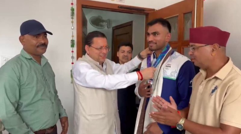 एशियन गेम्स में कांस्य पदक जीतने वाले बॉक्सर कपिल पोखरिया ने मुख्यमंत्री धामी से की भेंट