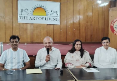 “मजबूत मन कमजोर शरीर को भी संभाल सकता है”: विश्व मानसिक स्वास्थ्य दिवस पर देहरादून में मीडिया कर्मियों के लिए आर्ट ऑफ लिविंग का विशेष ध्यान सत्र